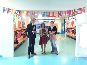 V.r.n.l.: Kindergartenleiterin Frau Ramona Schwalbenhofer, Psychologieoberrätin Frau Petra Haunert-Imschweiler und Schulleiter der Deutschen Internationalen Schule Doha Herr Dirk Dillschneider